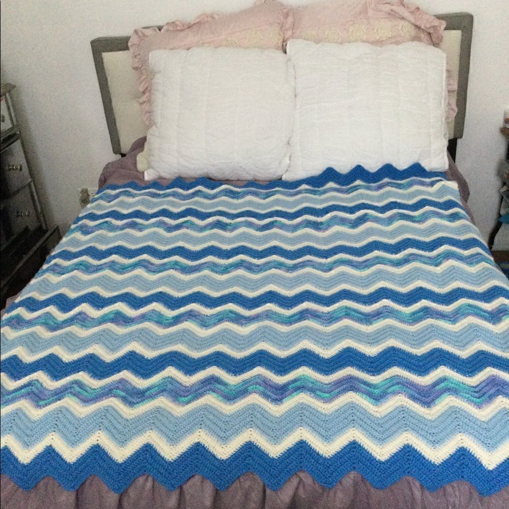 VNT throw blanket, knit, zig zag pattern